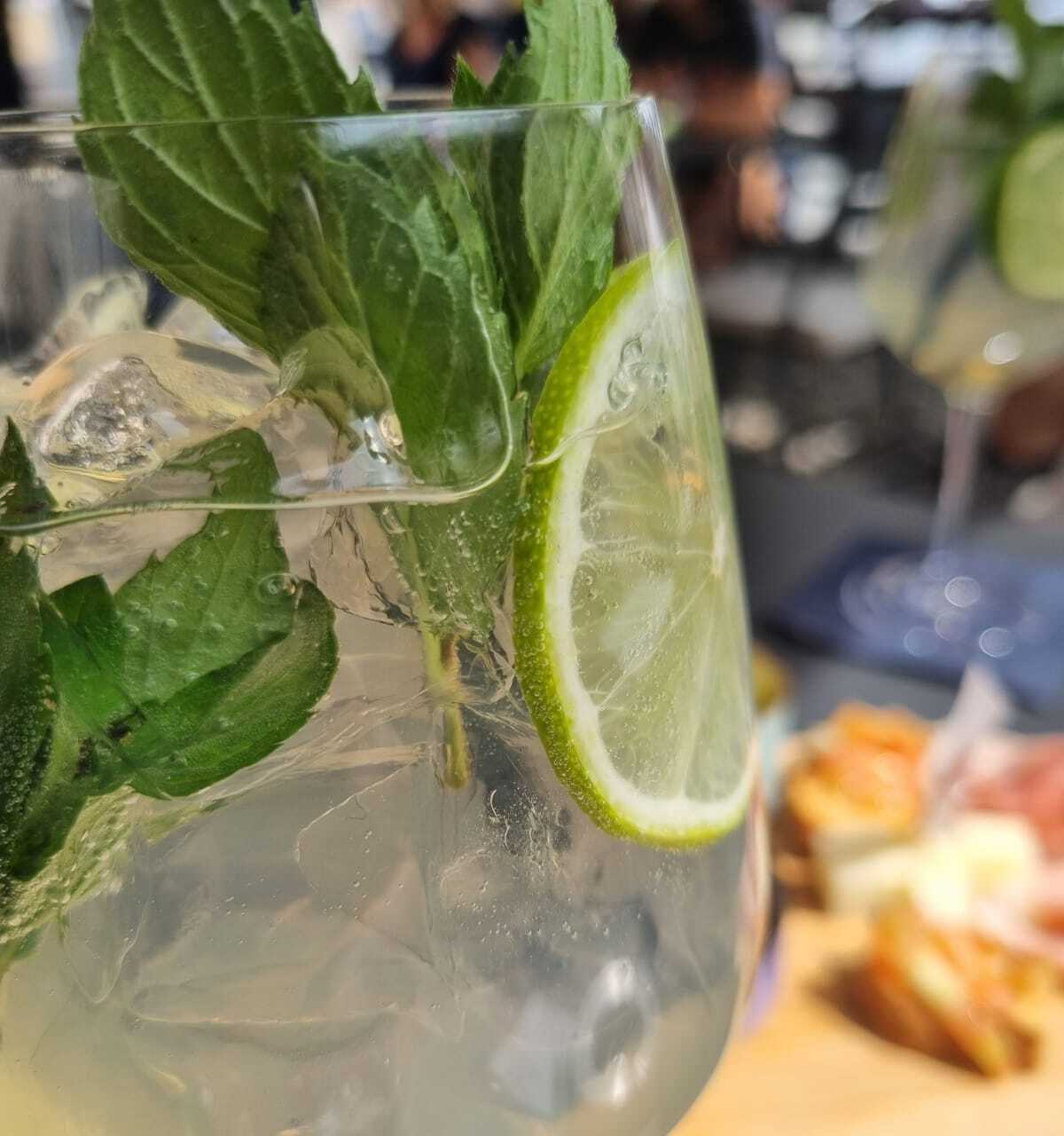 Aperitivo in un bar del centro di Bormio.